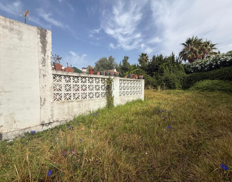 PRIME PLOT IN EL PARAÍSO, ESTEPONA EAST, WITH EXISTING RESIDENCE AND EXCELLENT DEVELOPMENT POTENTIAL NEAR GOLF