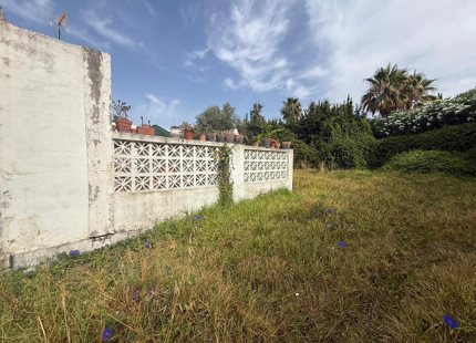 PRIME PLOT IN EL PARAÍSO, ESTEPONA EAST, WITH EXISTING RESIDENCE AND EXCELLENT DEVELOPMENT POTENTIAL NEAR GOLF