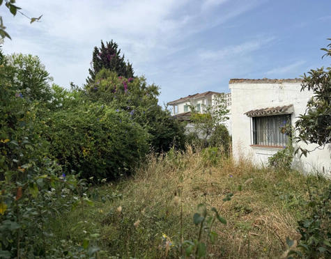 PRIME PLOT IN EL PARAÍSO, ESTEPONA EAST, WITH EXISTING RESIDENCE AND EXCELLENT DEVELOPMENT POTENTIAL NEAR GOLF