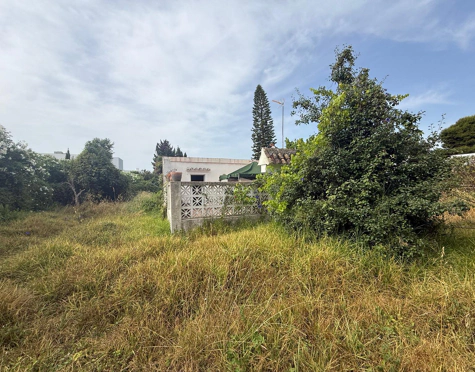 PRIME PLOT IN EL PARAÍSO, ESTEPONA EAST, WITH EXISTING RESIDENCE AND EXCELLENT DEVELOPMENT POTENTIAL NEAR GOLF