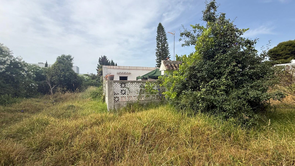 Plot for sale in El Paraiso, Estepona East