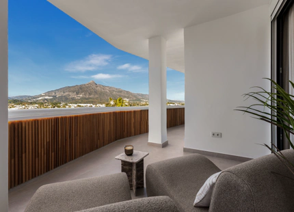 EXCEPTIONAL APARTMENT WITH SEA AND MOUNTAIN VIEWS IN NUEVA ANDALUCÍA