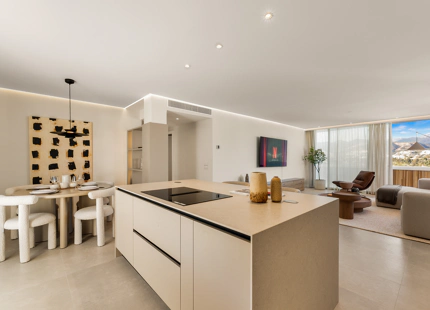 EXCEPTIONAL APARTMENT WITH SEA AND MOUNTAIN VIEWS IN NUEVA ANDALUCÍA