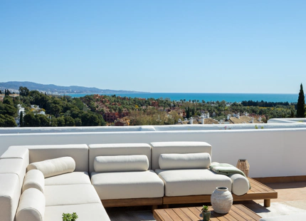 EXCEPTIONAL APARTMENT WITH SEA AND MOUNTAIN VIEWS IN NUEVA ANDALUCÍA
