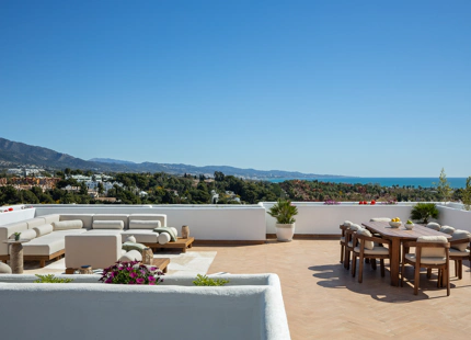 EXCEPTIONAL APARTMENT WITH SEA AND MOUNTAIN VIEWS IN NUEVA ANDALUCÍA