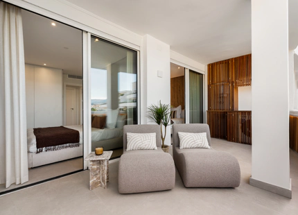 EXCEPTIONAL APARTMENT WITH SEA AND MOUNTAIN VIEWS IN NUEVA ANDALUCÍA
