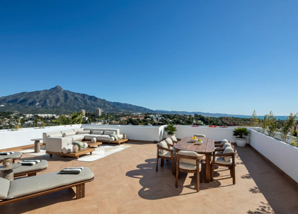 EXCEPTIONAL APARTMENT WITH SEA AND MOUNTAIN VIEWS IN NUEVA ANDALUCÍA