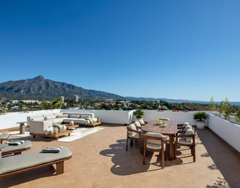 EXCEPTIONAL APARTMENT WITH SEA AND MOUNTAIN VIEWS IN NUEVA ANDALUCÍA