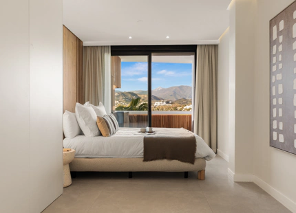 EXCEPTIONAL APARTMENT WITH SEA AND MOUNTAIN VIEWS IN NUEVA ANDALUCÍA