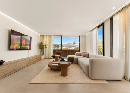 EXCEPTIONAL APARTMENT WITH SEA AND MOUNTAIN VIEWS IN NUEVA ANDALUCÍA