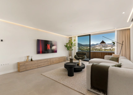 MODERN PENTHOUSE WITH PANORAMIC VIEWS