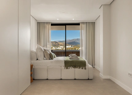 MODERN PENTHOUSE WITH PANORAMIC VIEWS