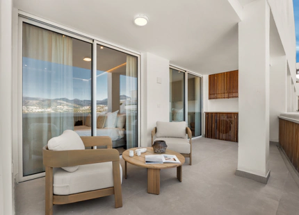 MODERN PENTHOUSE WITH PANORAMIC VIEWS