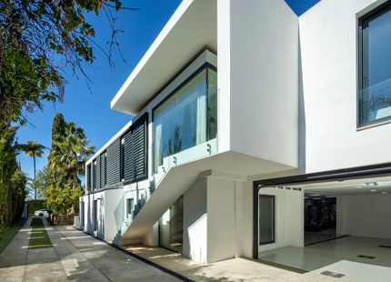 LUXURY CONTEMPORARY VILLA IN THE HEART OF THE GOLF VALLEY
