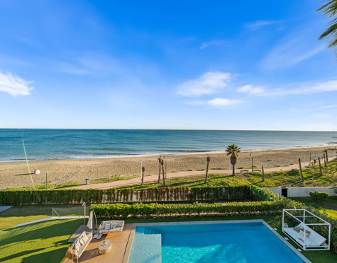 Villa for sale in New Golden Mile, Estepona East