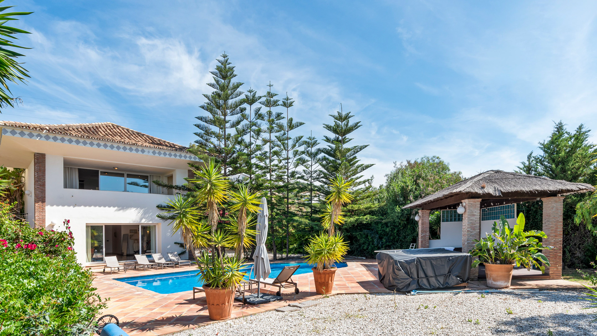 Villa for sale in Puerto del Almendro, Benahavis