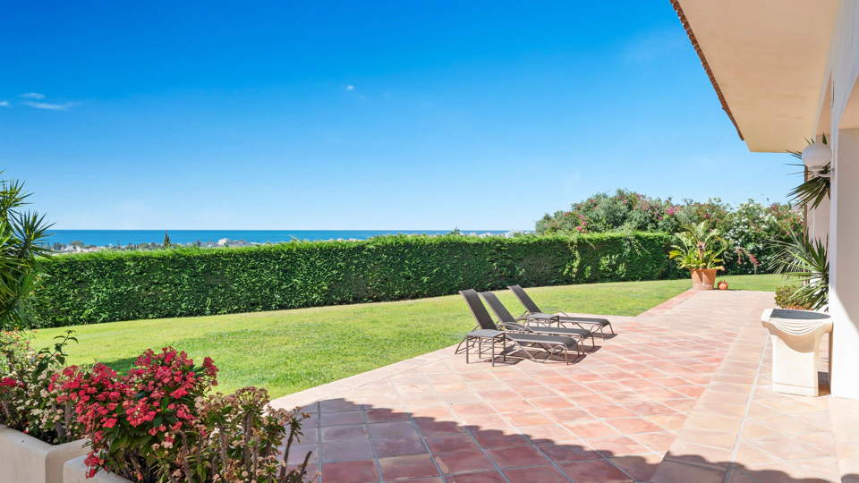 Villa for sale in Puerto del Almendro, Benahavis