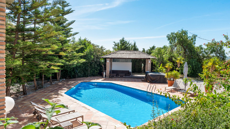 Villa for sale in Puerto del Almendro, Benahavis