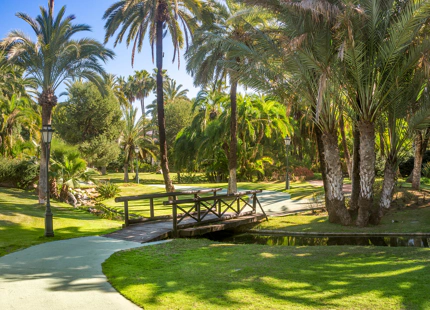 LUXURY FRONTLINE BEACH APARTMENT IN PUERTO BANÚS