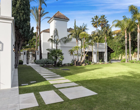 Villa for sale in Nueva Andalucia, Marbella