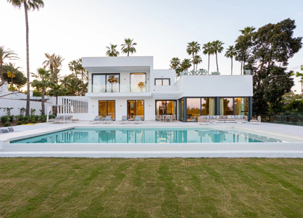 LUXURY CONTEMPORARY VILLA ON THE NEW GOLDEN MILE