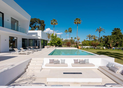 LUXURY CONTEMPORARY VILLA ON THE NEW GOLDEN MILE