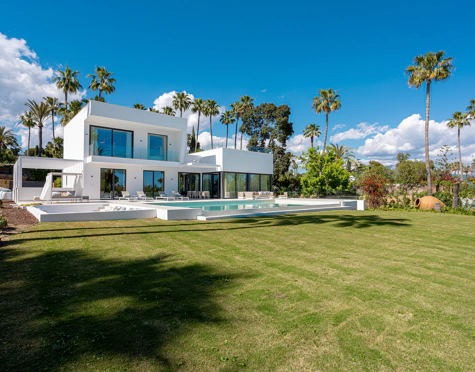 LUXURY CONTEMPORARY VILLA ON THE NEW GOLDEN MILE