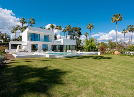 LUXURY CONTEMPORARY VILLA ON THE NEW GOLDEN MILE