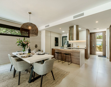 MODERN BEACHSIDE SEMI-DETACHED HOUSE IN PUERTO BANÚS