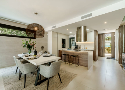 MODERN BEACHSIDE SEMI-DETACHED HOUSE IN PUERTO BANÚS