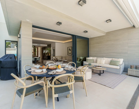 MODERN BEACHSIDE SEMI-DETACHED HOUSE IN PUERTO BANÚS
