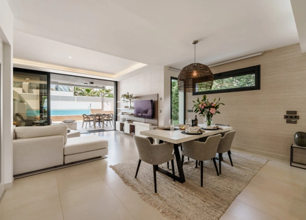 MODERN BEACHSIDE SEMI-DETACHED HOUSE IN PUERTO BANÚS