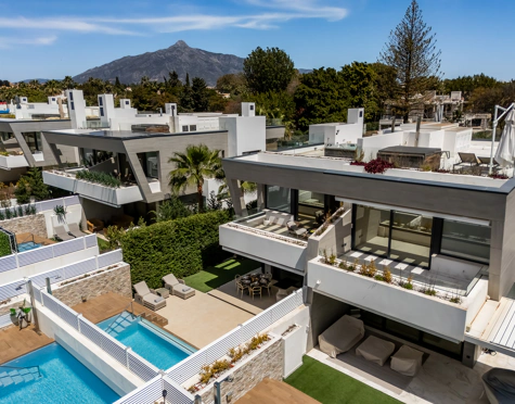 MODERN BEACHSIDE SEMI-DETACHED HOUSE IN PUERTO BANÚS