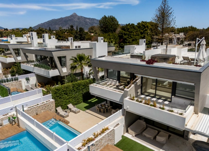 MODERN BEACHSIDE SEMI-DETACHED HOUSE IN PUERTO BANÚS
