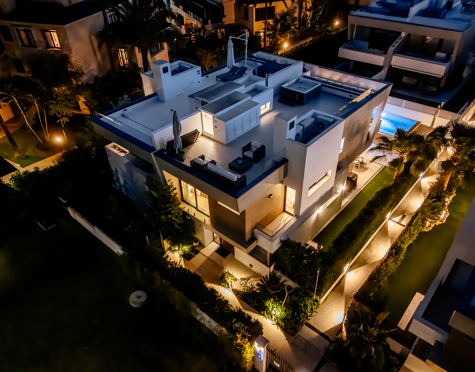 MODERN BEACHSIDE SEMI-DETACHED HOUSE IN PUERTO BANÚS