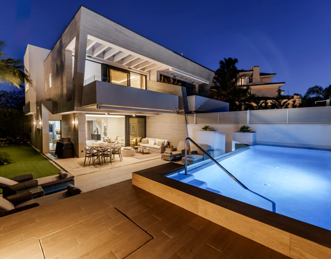 MODERN BEACHSIDE SEMI-DETACHED HOUSE IN PUERTO BANÚS