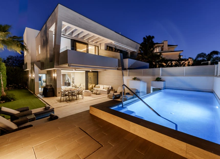 MODERN BEACHSIDE SEMI-DETACHED HOUSE IN PUERTO BANÚS