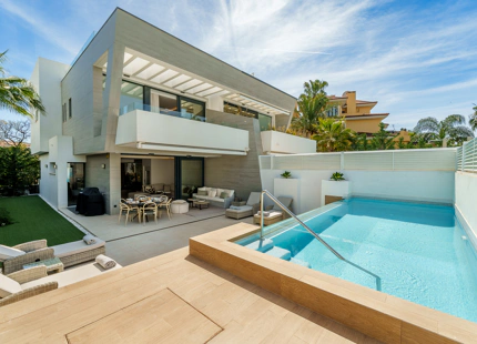 MODERN BEACHSIDE SEMI-DETACHED HOUSE IN PUERTO BANÚS