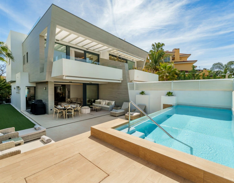 MODERN BEACHSIDE SEMI-DETACHED HOUSE IN PUERTO BANÚS