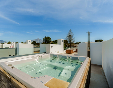 MODERN BEACHSIDE SEMI-DETACHED HOUSE IN PUERTO BANÚS
