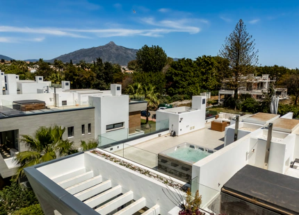 MODERN BEACHSIDE SEMI-DETACHED HOUSE IN PUERTO BANÚS