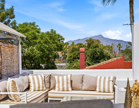 RENOVATED VILLA WITH EXCEPTIONAL OUTDOOR LIVING IN ATALAYA ISDABE