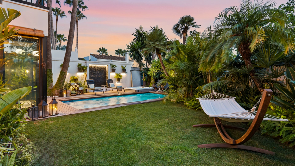Villa for sale in Isdabe, Estepona East