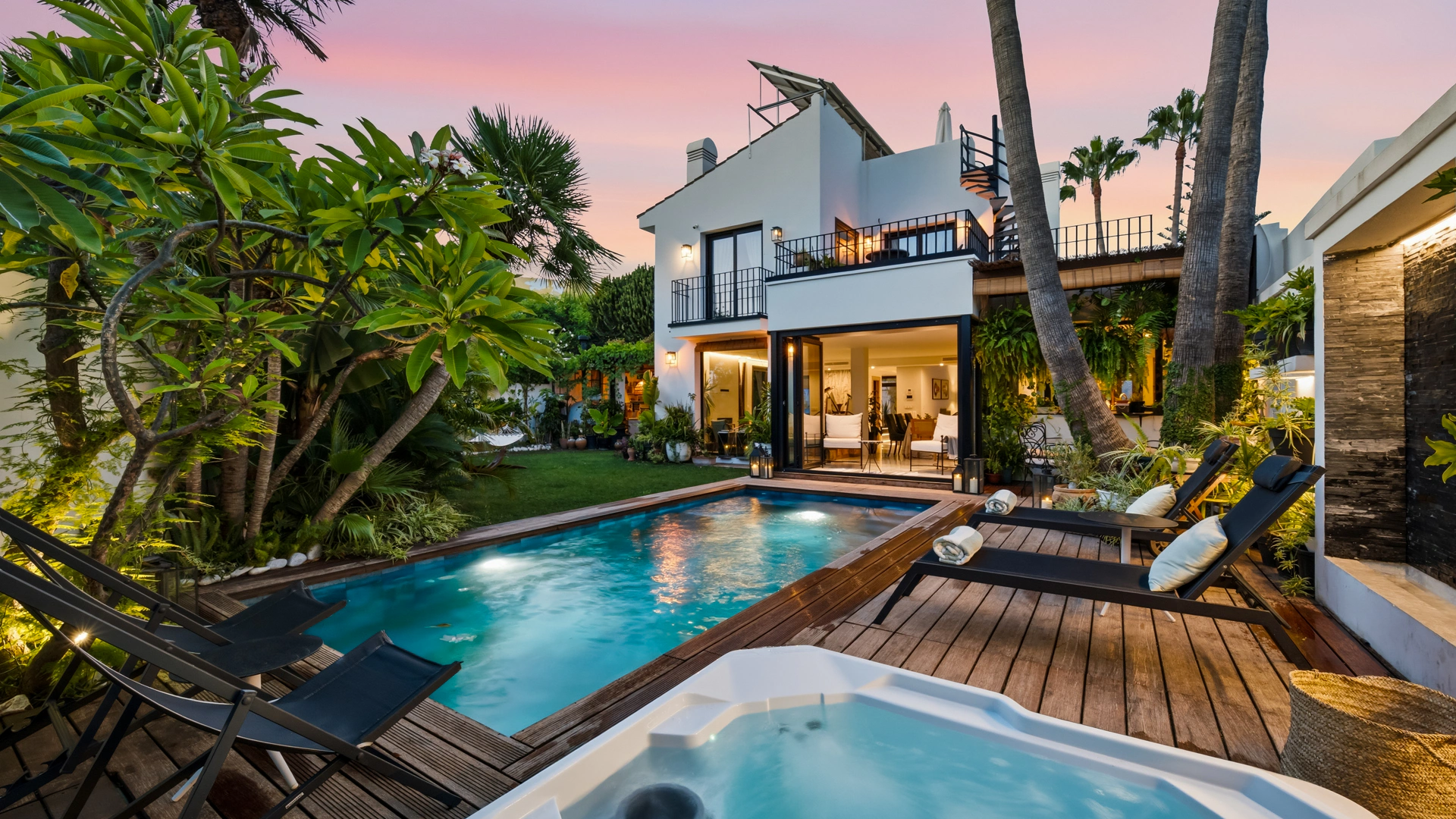 Villa for sale in Isdabe, Estepona East