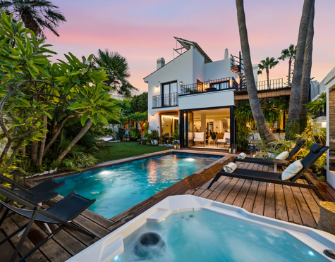 RENOVATED VILLA WITH EXCEPTIONAL OUTDOOR LIVING IN ATALAYA ISDABE