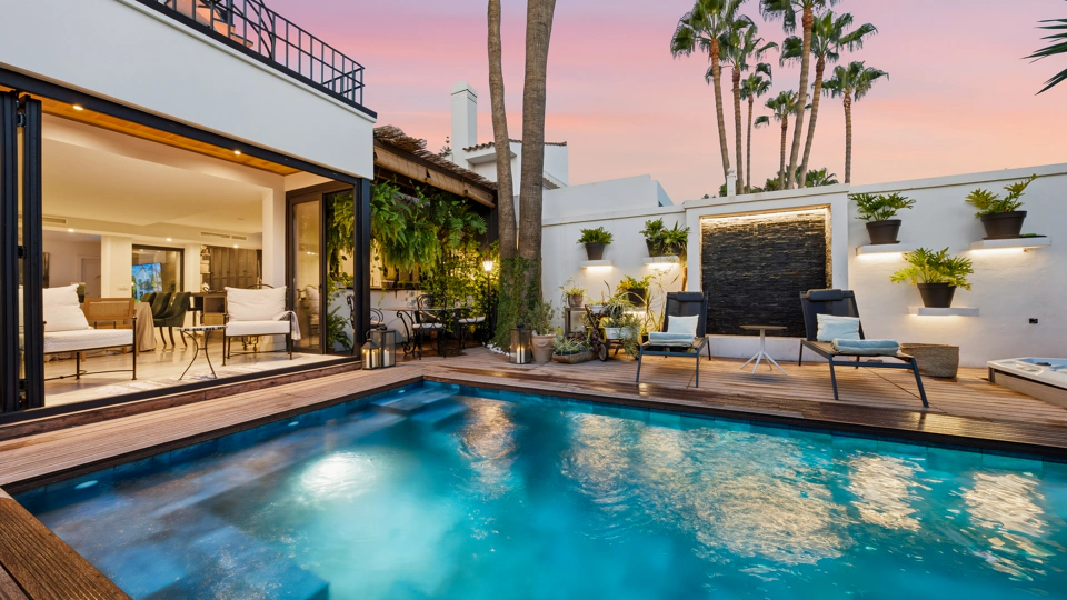 Villa for sale in Isdabe, Estepona East
