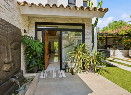 RENOVATED VILLA WITH EXCEPTIONAL OUTDOOR LIVING IN ATALAYA ISDABE