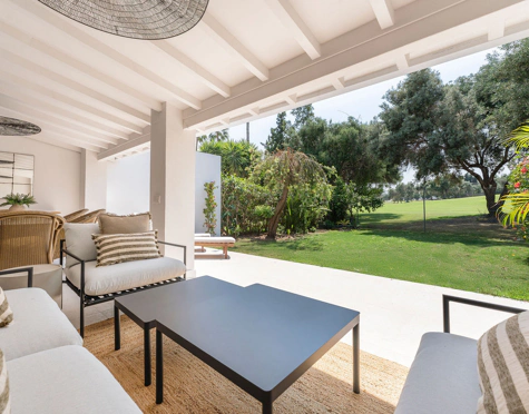 MODERN FRONTLINE GOLF TOWNHOUSE IN NUEVA ANDALUCÍA