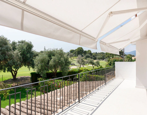 MODERN FRONTLINE GOLF TOWNHOUSE IN NUEVA ANDALUCÍA