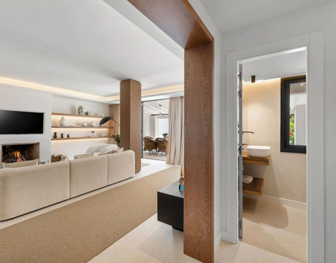 MODERN FRONTLINE GOLF TOWNHOUSE IN NUEVA ANDALUCÍA